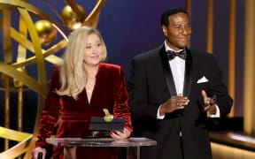 LOS ANGELES, CALIFORNIA - JANUARY 15: (L-R) Christina Applegate and host Anthony Anderson speak onstage during the 75th Primetime Emmy Awards at Peacock Theater on January 15, 2024 in Los Angeles, California.   Kevin Winter/Getty Images/AFP (Photo by KEVIN WINTER / GETTY IMAGES NORTH AMERICA / Getty Images via AFP)