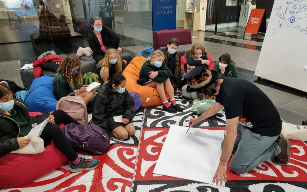 Donovan Bixley runs an illustration workshop.