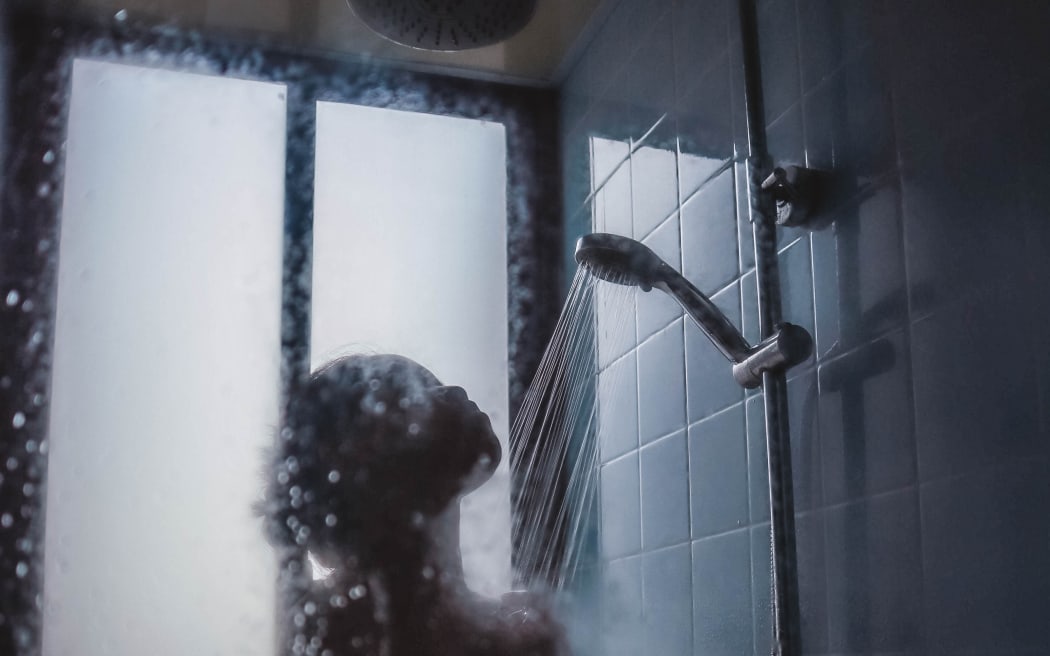 mujer en la ducha