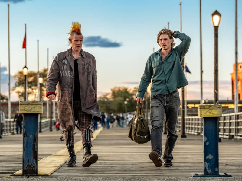 Matt Smith and Austen Butler in Caught Stealing.