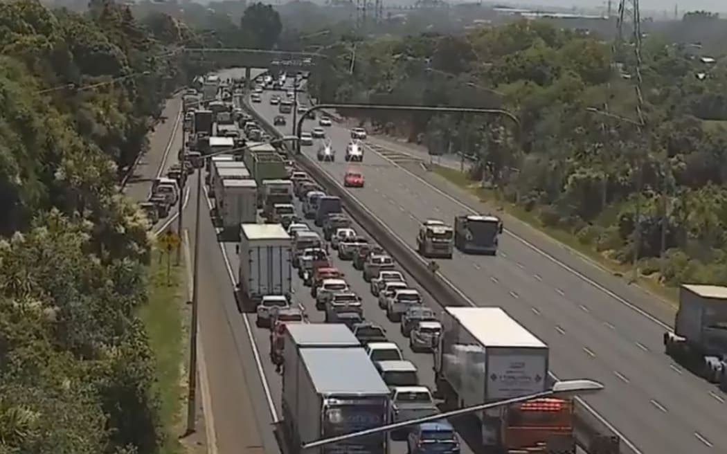 A serious crash blocking all city-bound lanes on Auckland's Southern Motorway.