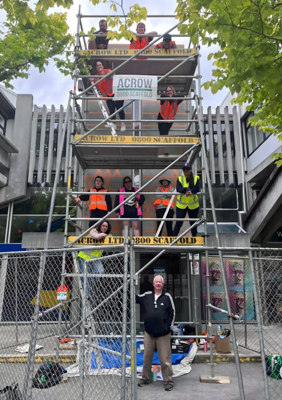 Work on the mural celebrating 30 years of Toioho ki Āpiti underway at Massey University's Turitea Campus in Manawatū.
