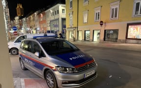 Police are seen after a knife attack near the main square in the city centre of Villach, southern Austria on February 15, 2025. A 14-year-old boy died and four other people were injured in the knife attack in southern Austria on February 15, police said, adding they have arrested a 23-year-old Syrian asylum seeker. (Photo by GERD EGGENBERGER / APA / AFP) / Austria OUT / AUSTRIA OUT / AUSTRIA OUT