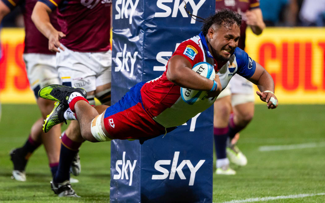 Moana Pasifika Semisi Tupou Ta’eiloa dives over for a late try - Super Rugby Paciﬁc - Moana Pasiﬁka v Highlanders at North Harbour Stadium, Auckland.