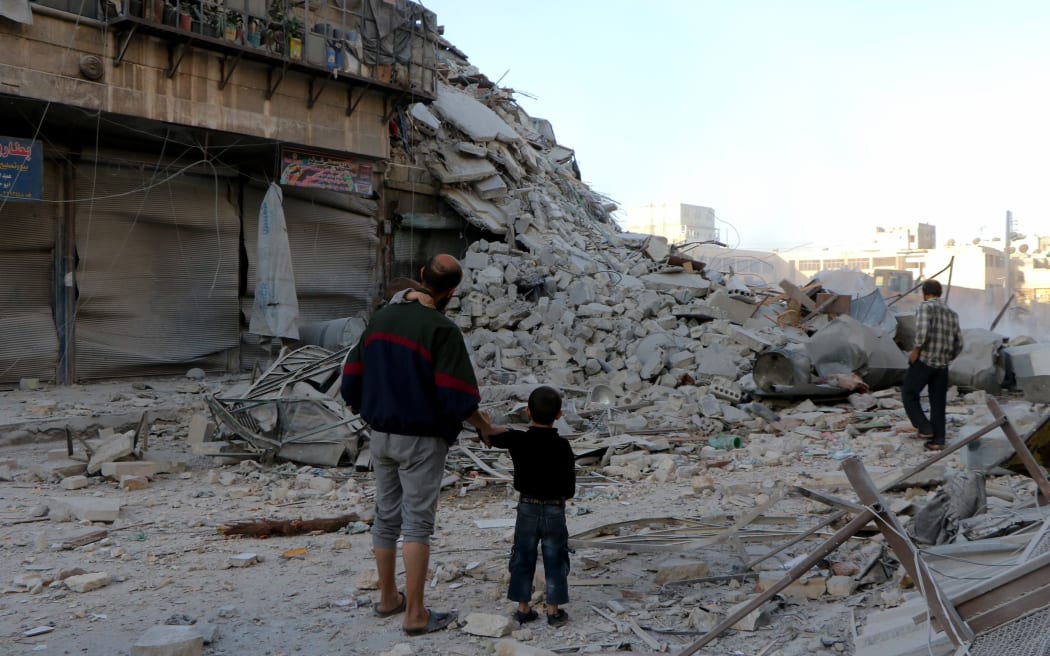 Syrians inspect the debris of collapsed buildings after Russian and Syrian army airstrikes over the opposition-controlled Merce residential neighborhood in Aleppo on 17/10/16