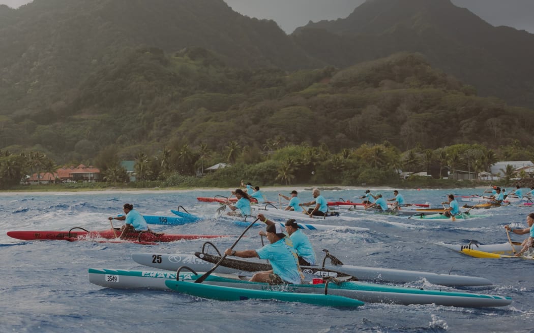 An explosive beginning of the race as paddlers take off from the start line.