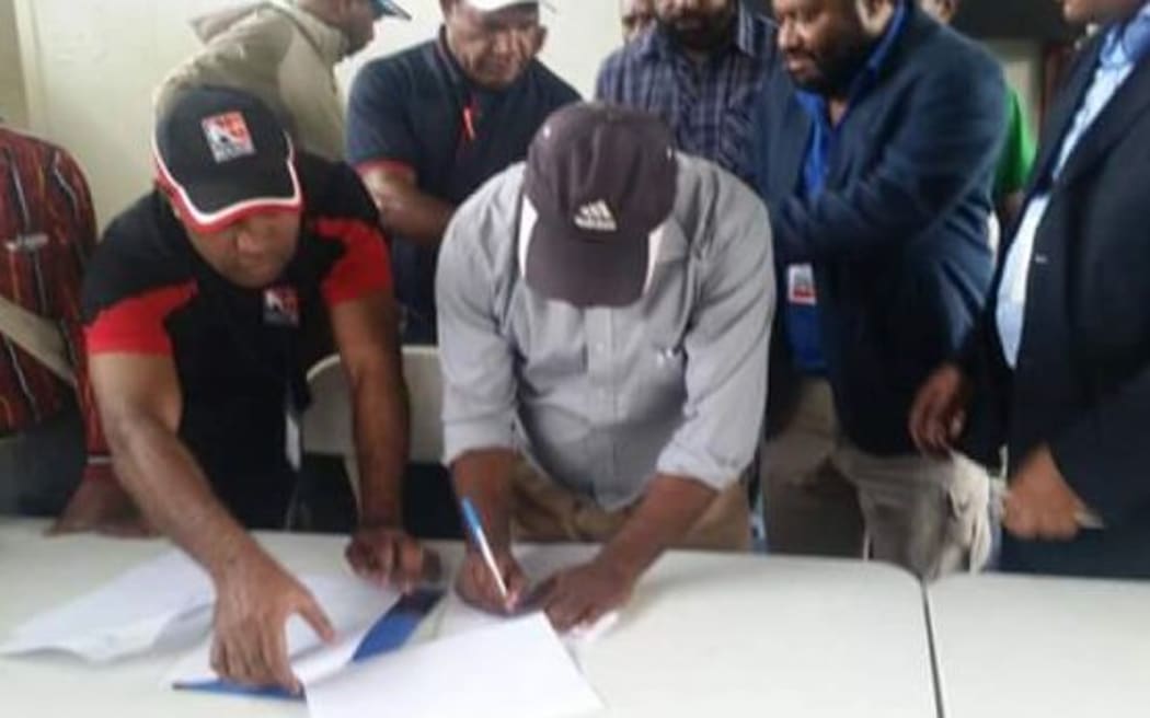 Hides landowners sign a memorandum of understanding with the government.