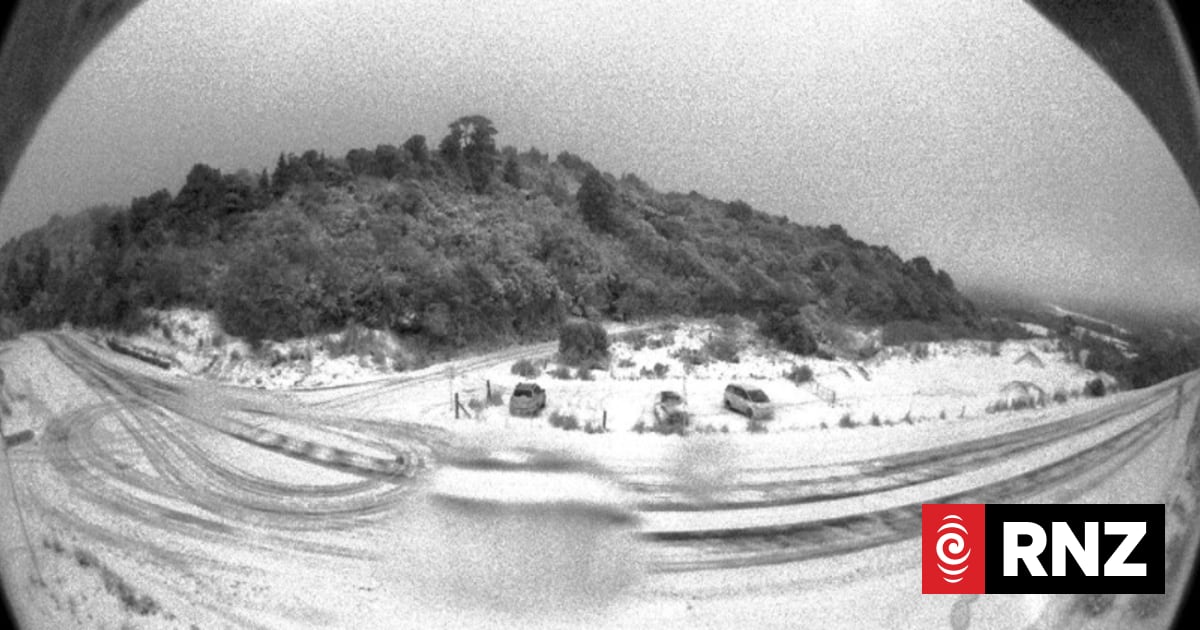Drivers warned about snow on roads in South Island, Cook Strait ferries cancelled