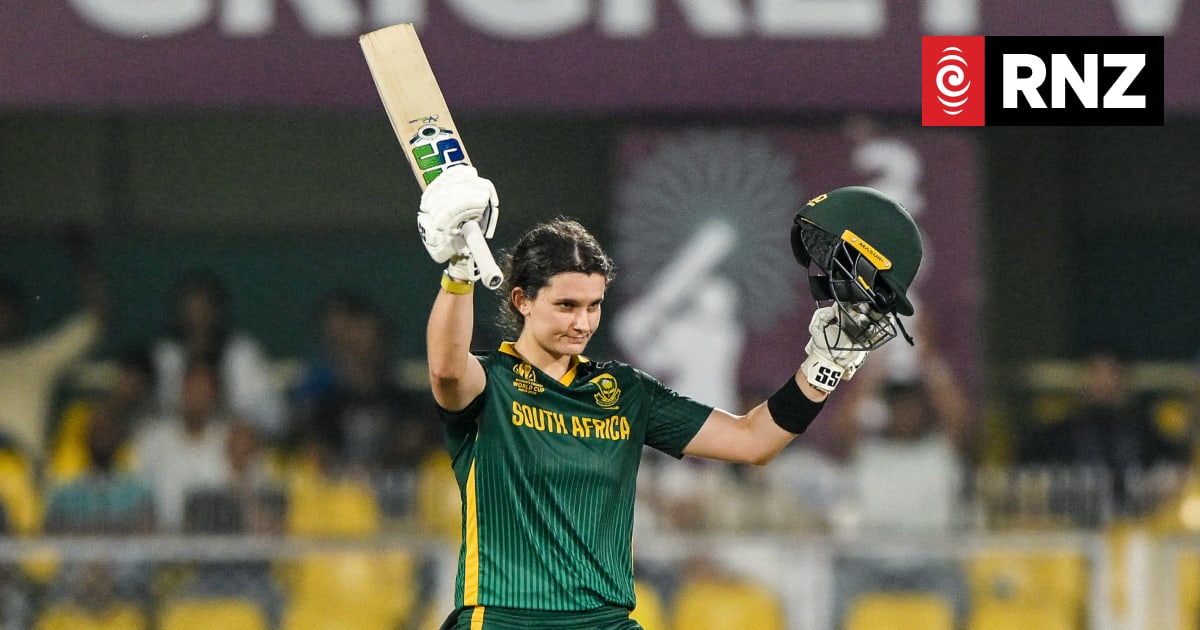 South Africa humble England to reach Cricket World Cup final | RNZ