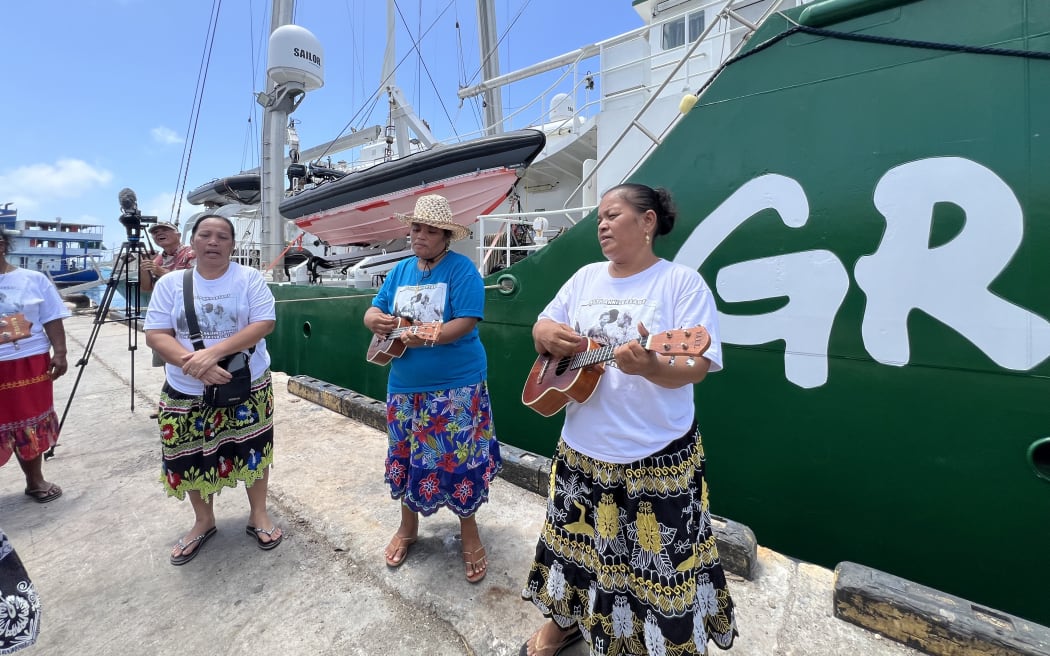 Women from the nuclear test-affected Rongelap Atoll greeted the Rainbow Warrior