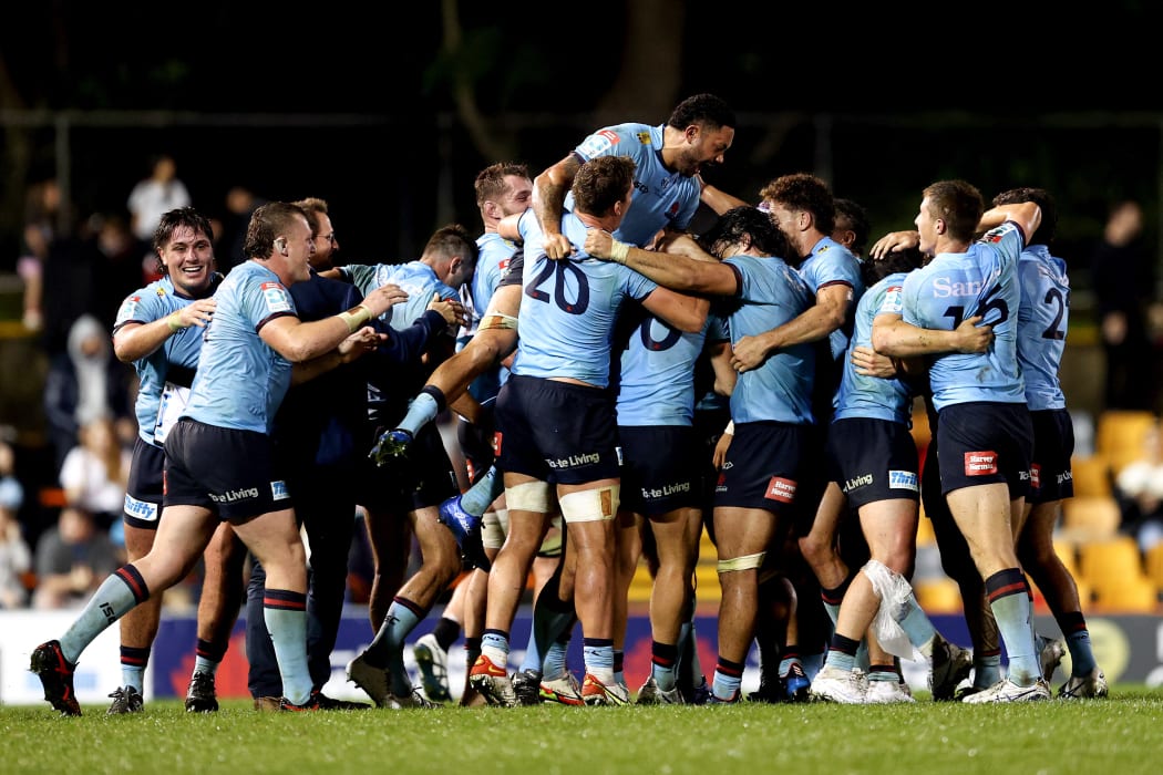 Waratahs players celebrate victory at full time during the Super Rugby Pacific Round 11 match between the NSW Waratahs and the Canterbury Crusaders at Leichhardt Oval in Sydney, Saturday, April 30, 2022.