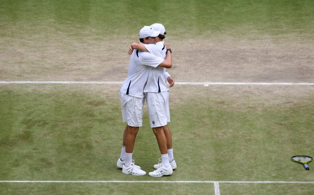 Bob and Mike Bryan win 2011 Wimbledon doubles title.
