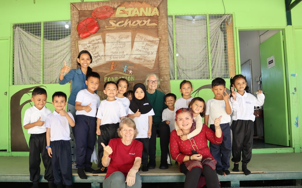 Etania Schools 创始人 Kathryn Rivai 博士与 Norsiya Amil 老师以及一些学生。