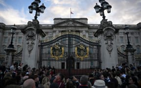 A union flag flies at half mast atop Buckingham Palace after the announcement that Queen Elizabeth II had died, in central London on September 8, 2022. (Photo by Daniel LEAL / AFP)