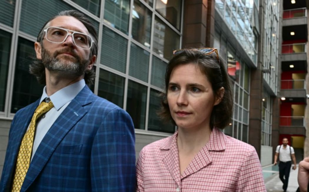 US Amanda Knox (C) arrives with her husband Christopher Robinson (L) at the courthouse in Florence, on June 5, 2024 before a hearing in a slander case, related to her jailing and later acquittal for the murder of her British roommate in 2007. The American was only 20 when she and her Italian then-boyfriend were arrested for the brutal killing of 21-year-old fellow student Meredith Kercher at the girls' shared home in Perugia. The murder began a long legal saga where Knox was found guilty, acquitted, found guilty again and finally cleared of all charges in 2015. (Photo by Tiziana FABI / AFP)