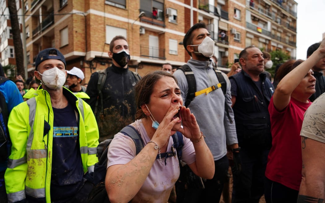 Angry residents of Paiporta shout during King Felipe VI of Spain's visit to this town, in the region of Valencia, eastern Spain, on November 3, 2024, in the aftermath of devastating deadly floods. - A delegation led by Spain's king and prime minister was heckled today as it visited the Valencia region hit by deadly floods, with some screaming "assassins" and others throwing mud, according to AFP journalists on the scene. King Felipe VI and Queen Letizia visited the town of Paiporta, one of the most affected by the floods that have killed more than 200 people, alongside Prime Minister Pedro Sanchez and other officials. (Photo by Manaure Quintero / AFP)