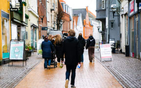 Despite record high numbers of new infections, a group of young people strolls through the Apenrade city cente.