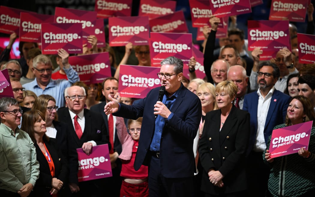 Keir Starmer pronuncia un discurso durante un acto de campaña en Glasgow en vísperas de las elecciones generales del Reino Unido.  (Foto de ANDY BUCHANAN / AFP)