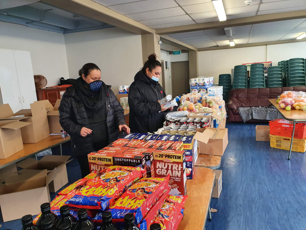 Emeline Afeaki-Mafile'o (left) and Melenaite Lausi’i prepare food parcels for their community organisation Affirming Works in Ōtāhuhu.