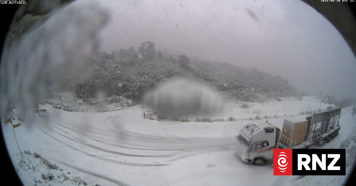 Live weather: Snow closes highways in South Island, hundreds lose power in Hawke's Bay gales