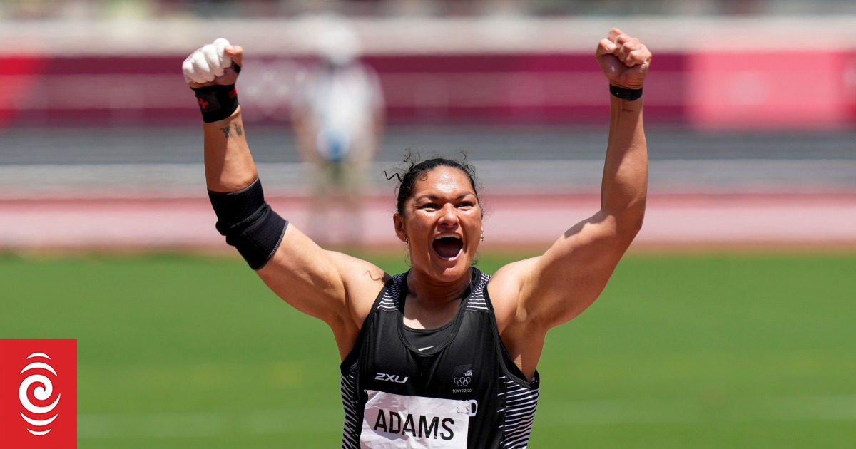 Спортивный тренер. Валери адамс легкая атлетика. Гимнасты мужчины. Тренер заполнил профиль спортсмена в системе адамас. Психолог и спортсмен.