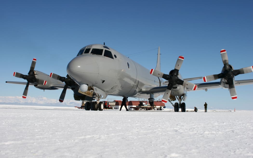 Air, Auckland, 5 Sqn, Antartic Aircraft, Orion: P3 Orion at Pegasus ice on the outskirts of Scotts Base