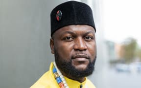 Mwazulu Diyabanza is on trial for having stolen a Chadian funeral post from a museum, in protest against the monopolization of African cultural property by Western countries.