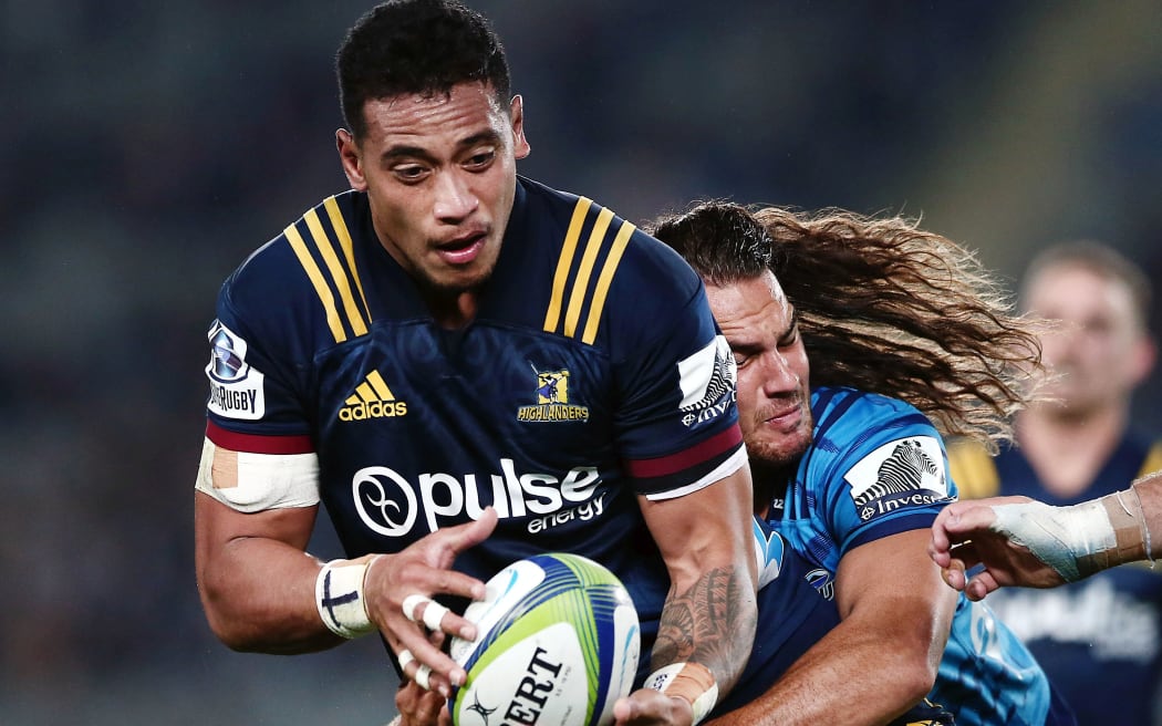 Highlanders loose forward Shannon Frizell is tackled by the Blues Kara Pryor.