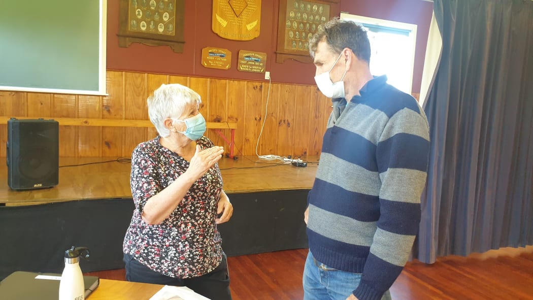 Taranaki DHB staffer Lesley Adams talks to Michael Redmond as he prepares to head home after having his first vaccine.