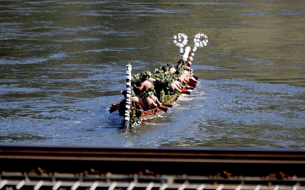 Crowds watch the waka transporting Kiingi Tuheitia's body
