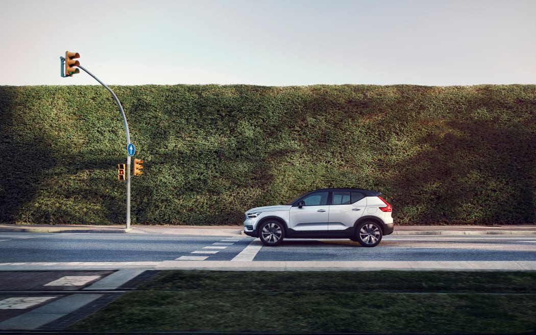 Volvo XC40 Recharge P8 AWD in Glacier Silver,