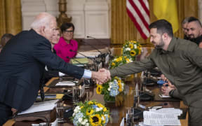 WASHINGTON, DC - SEPTEMBER 21: (L-R) U.S. President Joe Biden shakes hands with President of Ukraine Volodymyr Zelensky after a meeting in the East Room of the White House September 21, 2023 in Washington, DC.   Drew Angerer/Getty Images/AFP (Photo by Drew Angerer / GETTY IMAGES NORTH AMERICA / Getty Images via AFP)