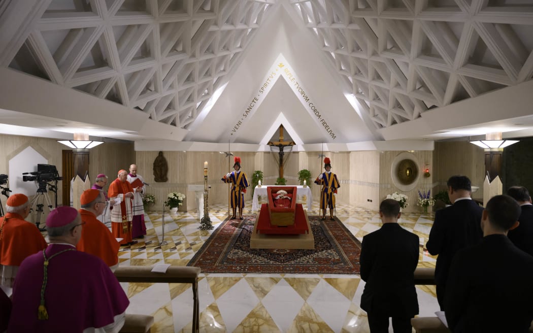 EDITORS NOTE: Graphic content / This photo taken on April 21, 2025 and handout on April 22, 2025 by The Vatican Media shows Pope Francis in his open coffin during the rite of the Confirmation of the Death of the Pontiff at the Chapel of Santa Marta in The Vatican. (Photo by Handout / VATICAN MEDIA / AFP) / RESTRICTED TO EDITORIAL USE - MANDATORY CREDIT "AFP PHOTO / VATICAN MEDIA" - NO MARKETING - NO ADVERTISING CAMPAIGNS - DISTRIBUTED AS A SERVICE TO CLIENTS
