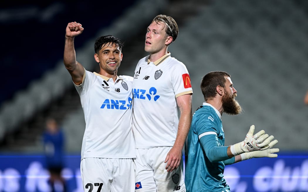 Logan Rogerson (L) and Sam Cosgrove.