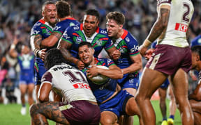 Roger Tuivasa-Sheck of the Warriors celebrates his try with team.