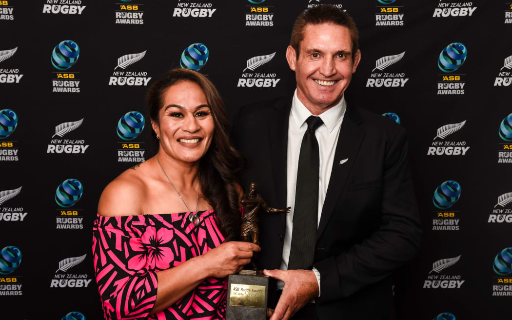 The Black Ferns captain Fiao'o Fa'amausili and coach Glenn Moore with the side's team of the year award.