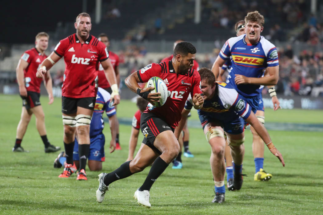 Richie Mo'unga runs in for a try.