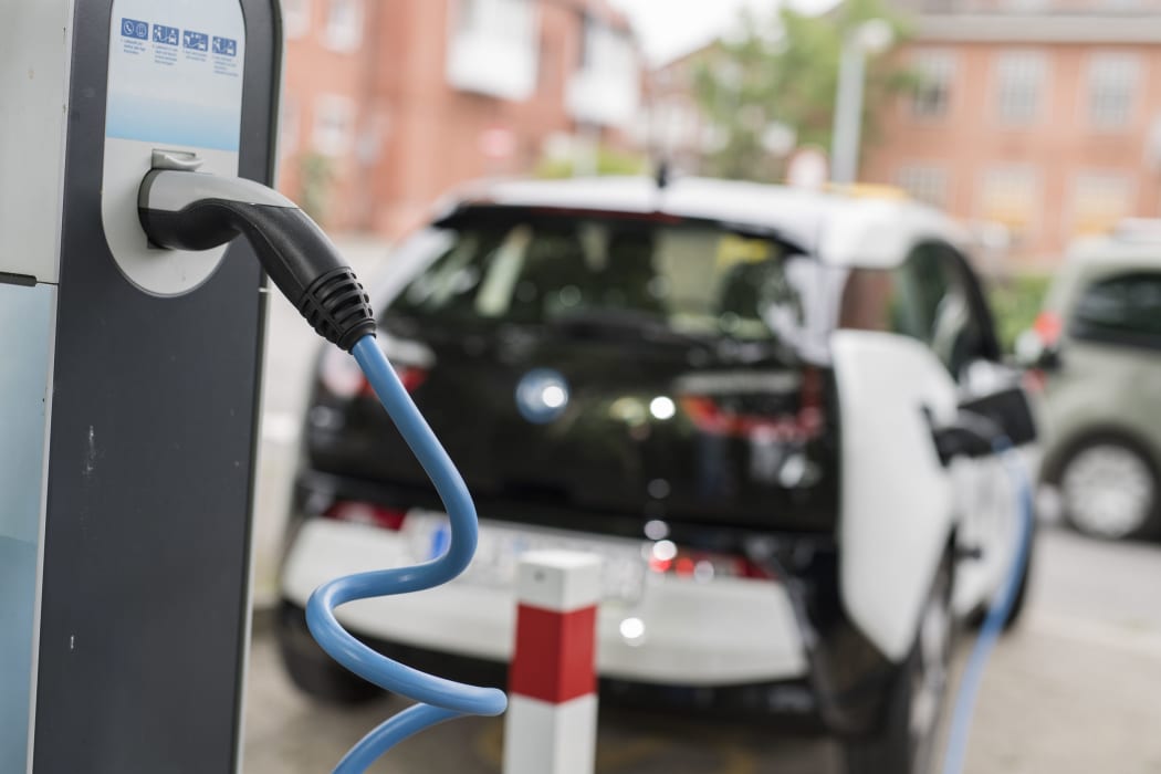 loading an electric car