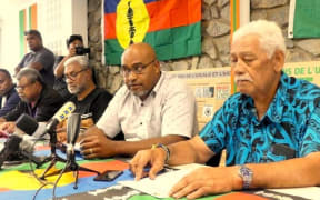 Union Calédonienne Secretary General Dominique Fochi (middle) and Rassemblement Démocratique Océanien Aloisio Sako (right) speaking at a press conference on Thursday – PHOTO LNC