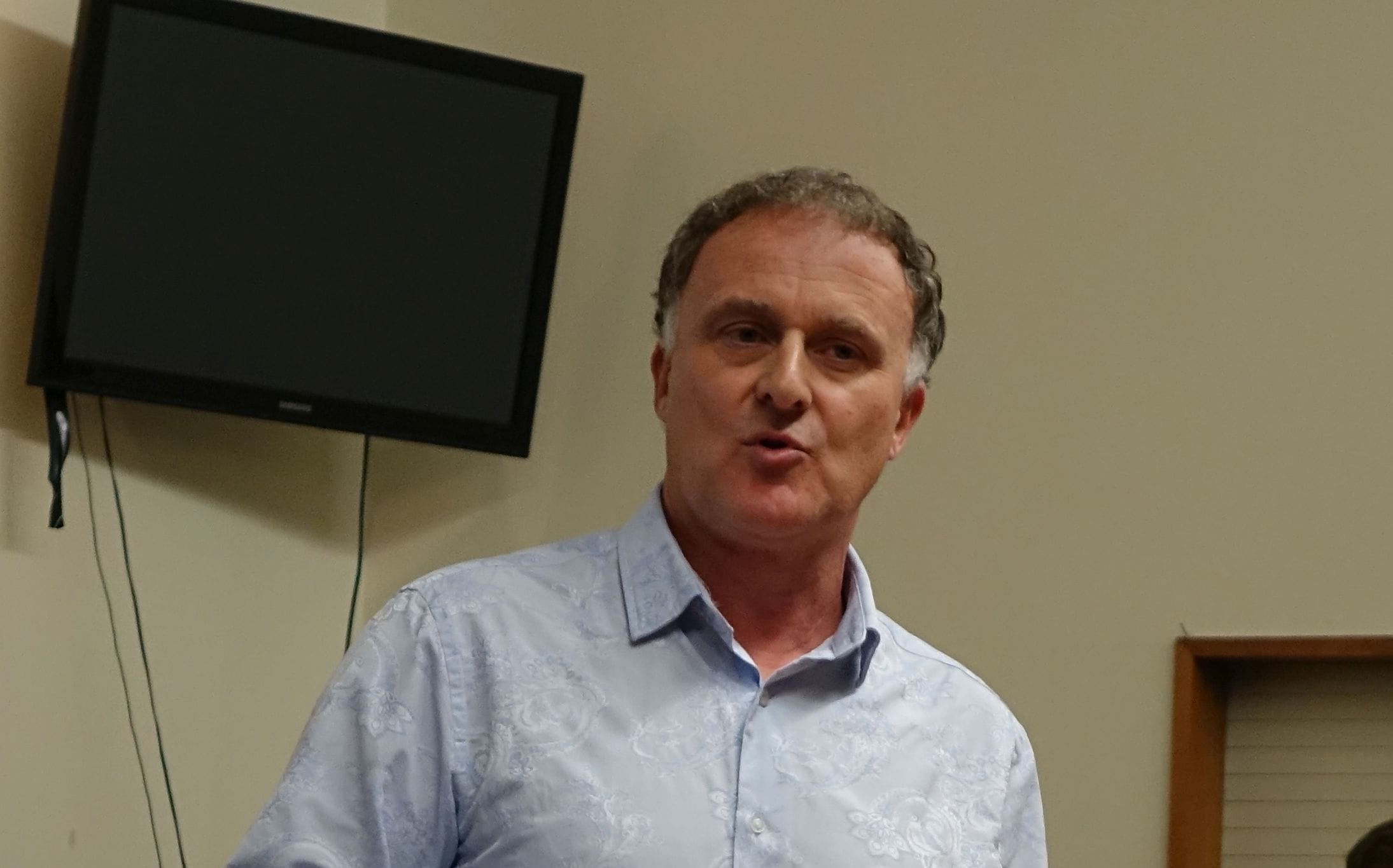 Geoff Gwyn speaks at the meeting.