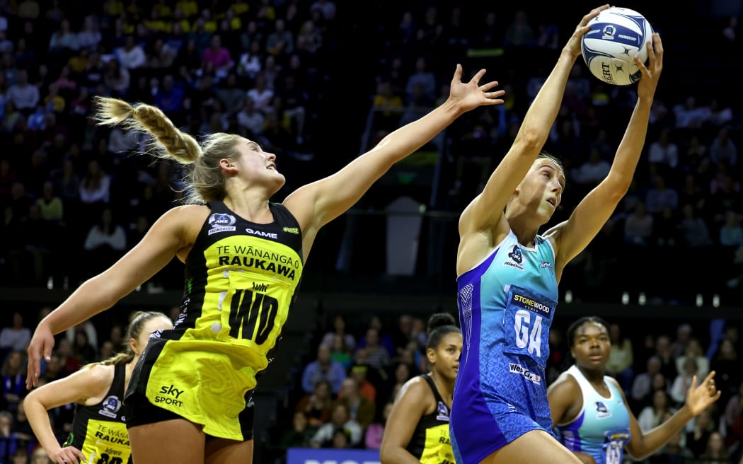 Mystics shooter Bailey Mes (right) and Pulse defender Maddie Gordon