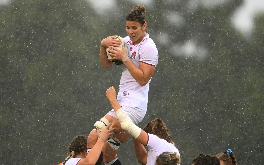 Sarah Hunter of England competes in the line out during the Rugby World Cup 2021 New Zealand Quarterfinal match between England and Australia at Waitakere Stadium on October 30, 2022 in Auckland, New Zealand.