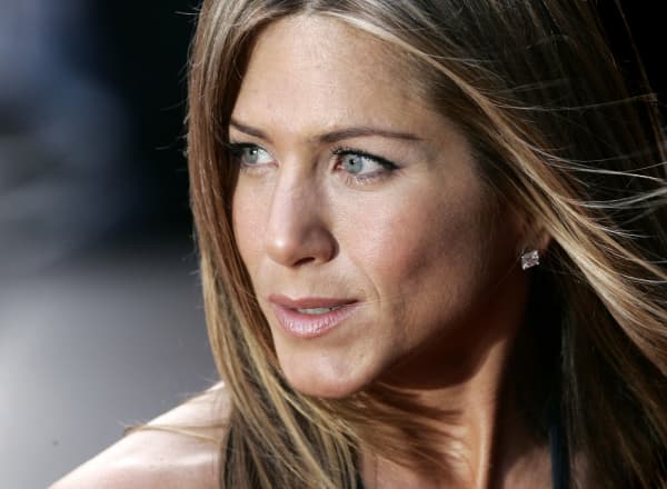 US actress Jennifer Aniston arrives for the UK premiere of the film 'Break Up' in Leicester Square in London, 14 June 2006. (Photo by SHAUN CURRY / AFP)
