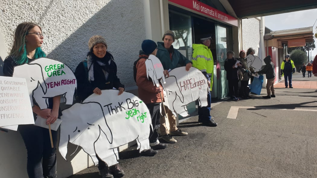 A small group from Climate Justice Taranaki picketed the launch event of Ara Ake - Future Energy Development Centre in Taranaki.
