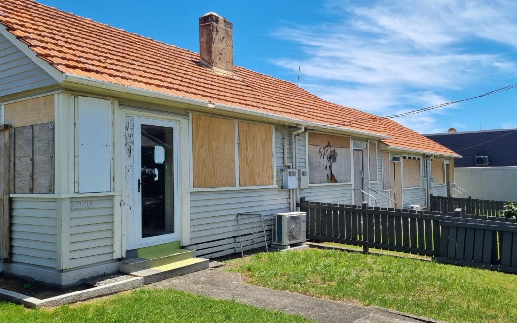 The boarded up flats on Dawson Street enjoy seasviews and are neighboured by modern townhouses. Former mayor Peter Tennent is developing two buildings across the road including one which will house a family apartment overlooking the Tasman Sea.