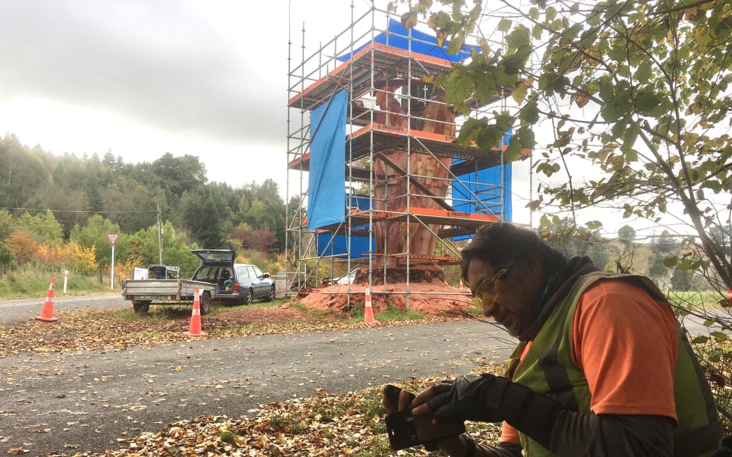 The late Hugh Tareha at the start of carving Rissington's ANZAC sculpture