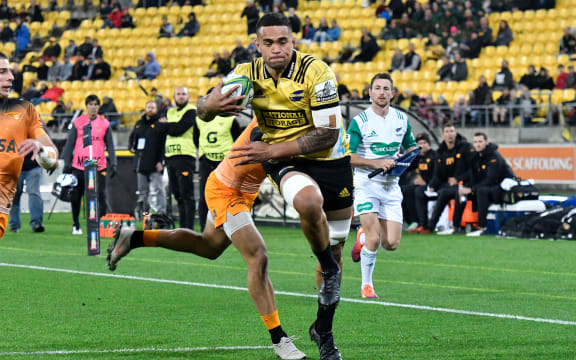 Hurricanes Vaea Fifita runs in a try.