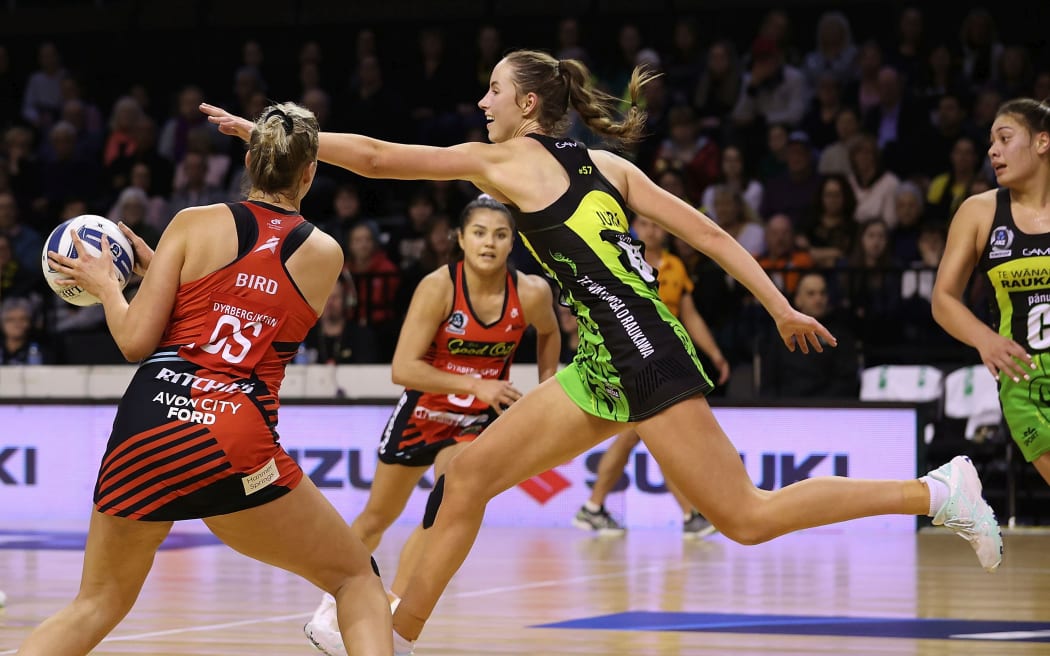 Tactix Ellie Bird with Pulse's Kelly Jury.