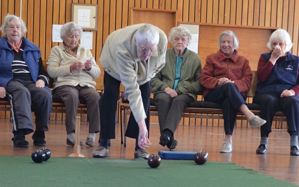 Five lades watch another club member make his bowl
