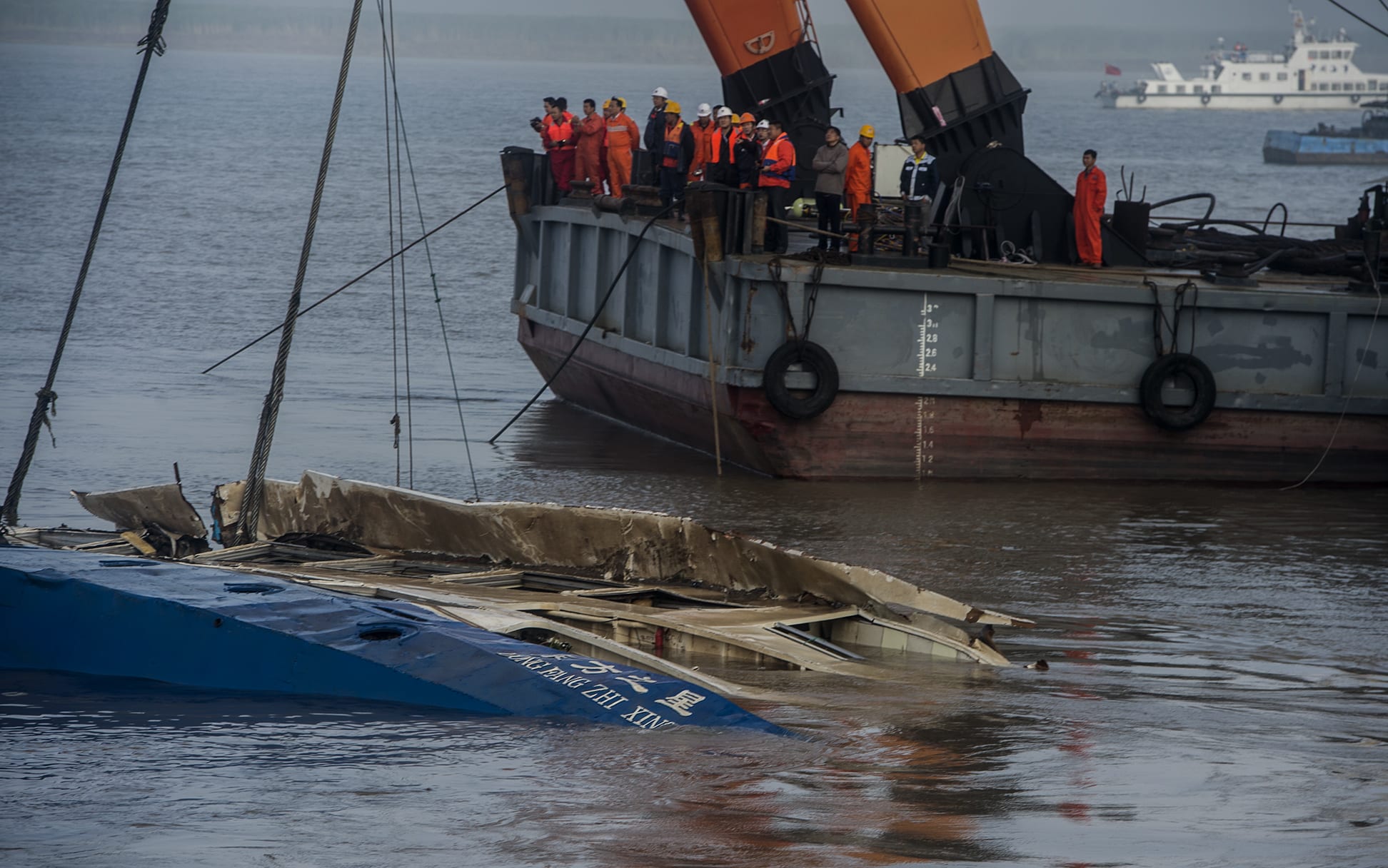 Chinese salvagers have begun to right an upturned ship on which more than 400 people are thought to have died.